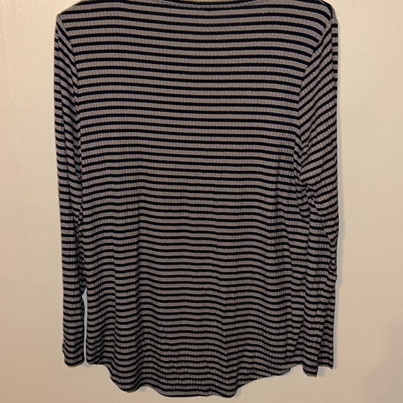 Flowing stretchy Old navy top! - Picture 3 of 4